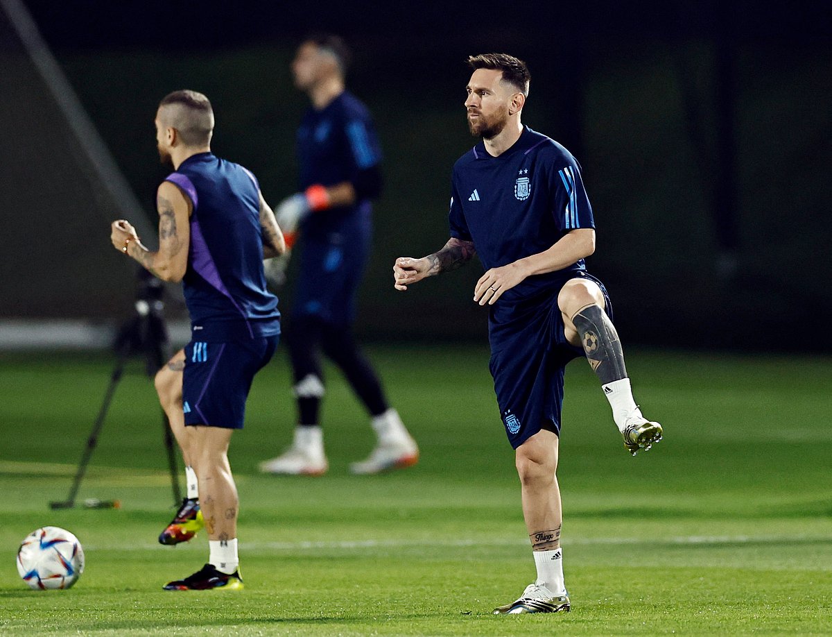 অনুশীলনে আর্জেন্টিনা অধিনায়ক লিওনেল মেসি