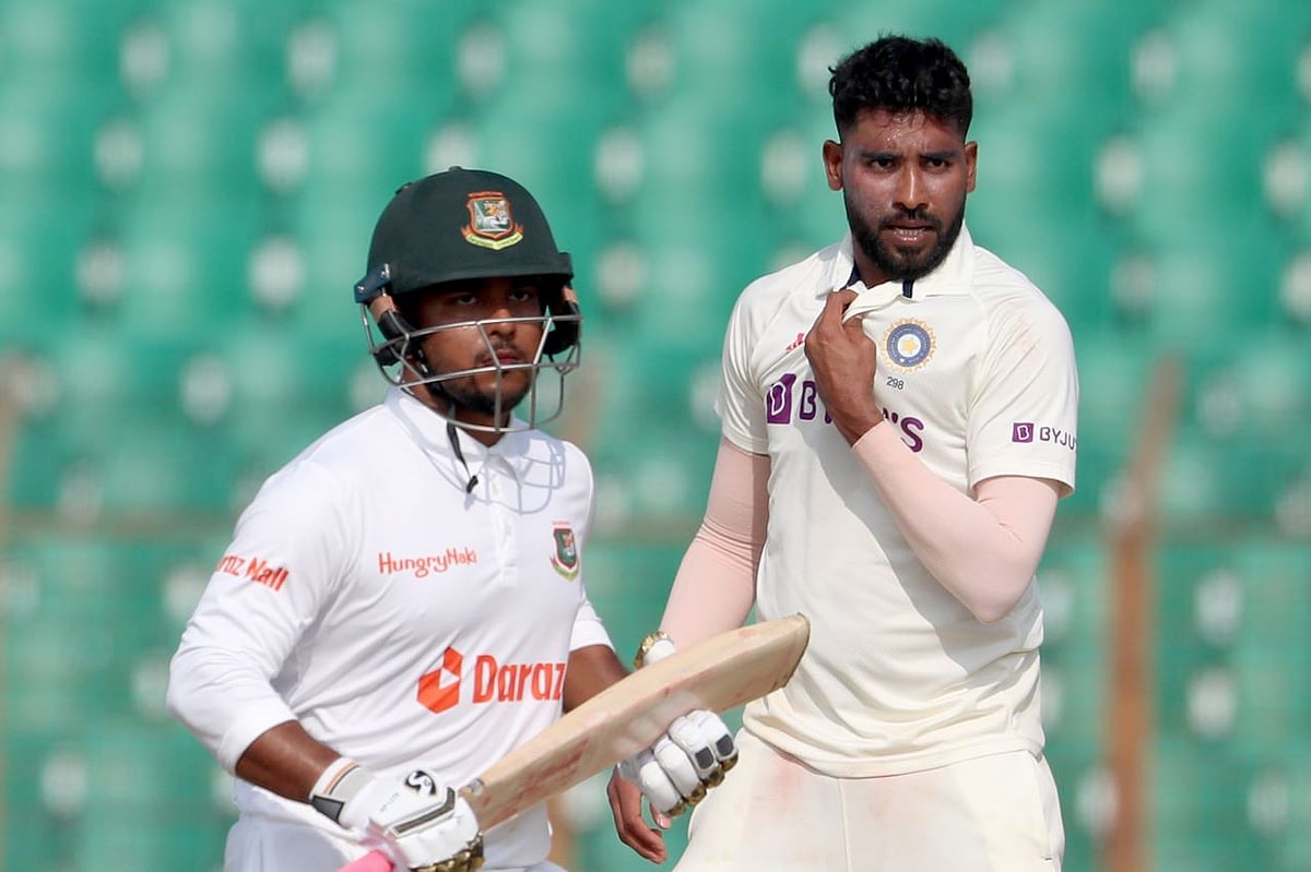 জাকিরের ব্যাটে লড়ছে বাংলাদেশ