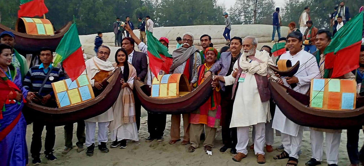 কক্সবাজার সমুদ্রসৈকতের কবিতাচত্বর পয়েন্টে ‘শান্তির বার্তাবাহী’ একাধিক সাম্পান সাগরে ভাসিয়ে দেন দেশ-বিদেশের কবিরা। আজ শনিবার বিকালে