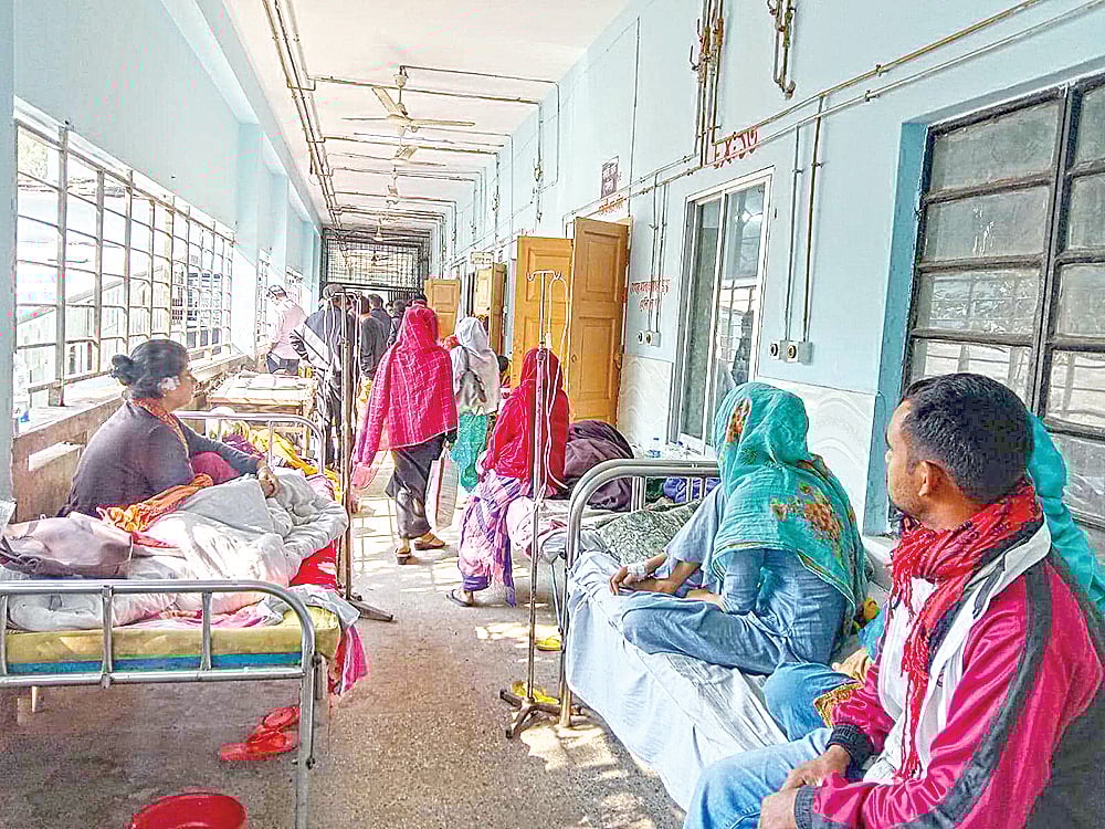 গাইবান্ধা জেনারেল হাসপাতালের বারান্দায় শয্যা পেতে রোগীরা চিকিৎসা নিচ্ছেন। গত সোমবার দুপুরে হাসপাতালের দোতলায় মহিলা ওয়ার্ডে