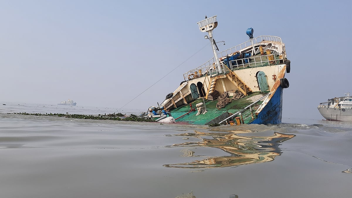 রোববার ভোরে ট্যাংকারটি ডোবার পর থেকে জ্বালানি তেল বেরিয়ে নদীতে ছড়িয়ে পড়ছে। সোমবার সকালে ভোলা সদর উপজেলার পূর্ব মেঘনায়