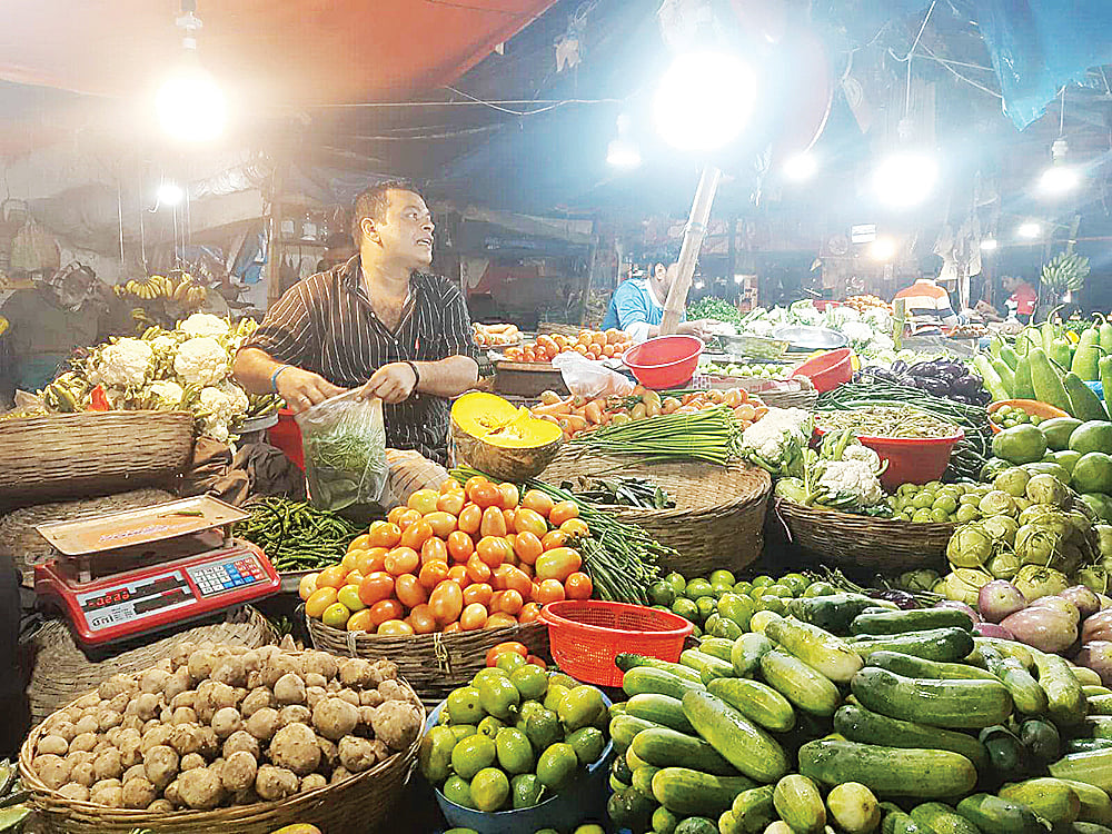 বাজারে প্রচুর শীতকালীন সবজির সরবরাহ রয়েছে। তবে দাম কমেনি। গত সোমবার রাতে বরিশালের চৌমাথা বাজারে