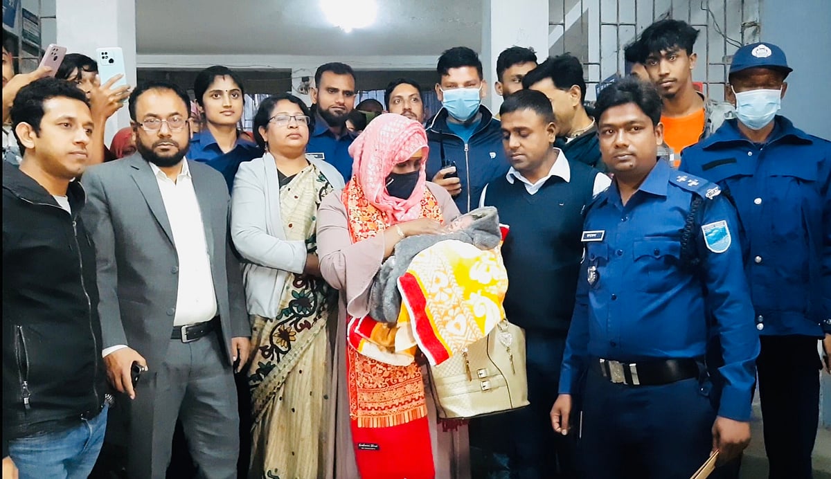 মাদারীপুরে ময়লার স্তূপ থেকে উদ্ধার হওয়া ফুটফুটে নবজাতকটি পেল মায়ের কোল। বৃহস্পতিবার রাতে মাদারীপুর সদর হাসপাতালে