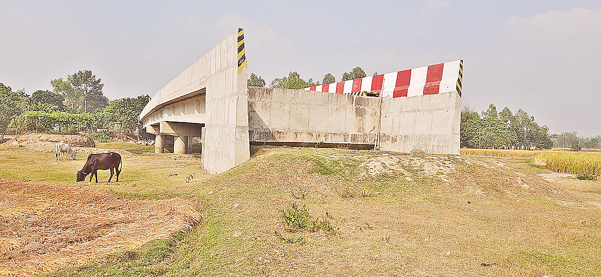 সংযোগ সড়ক না থাকায় গড়খাই সেতুটি অব্যবহৃত অবস্থায় পড়ে আছে। গতকাল শ্রীবরদীর লঙ্গরপাড়ায়