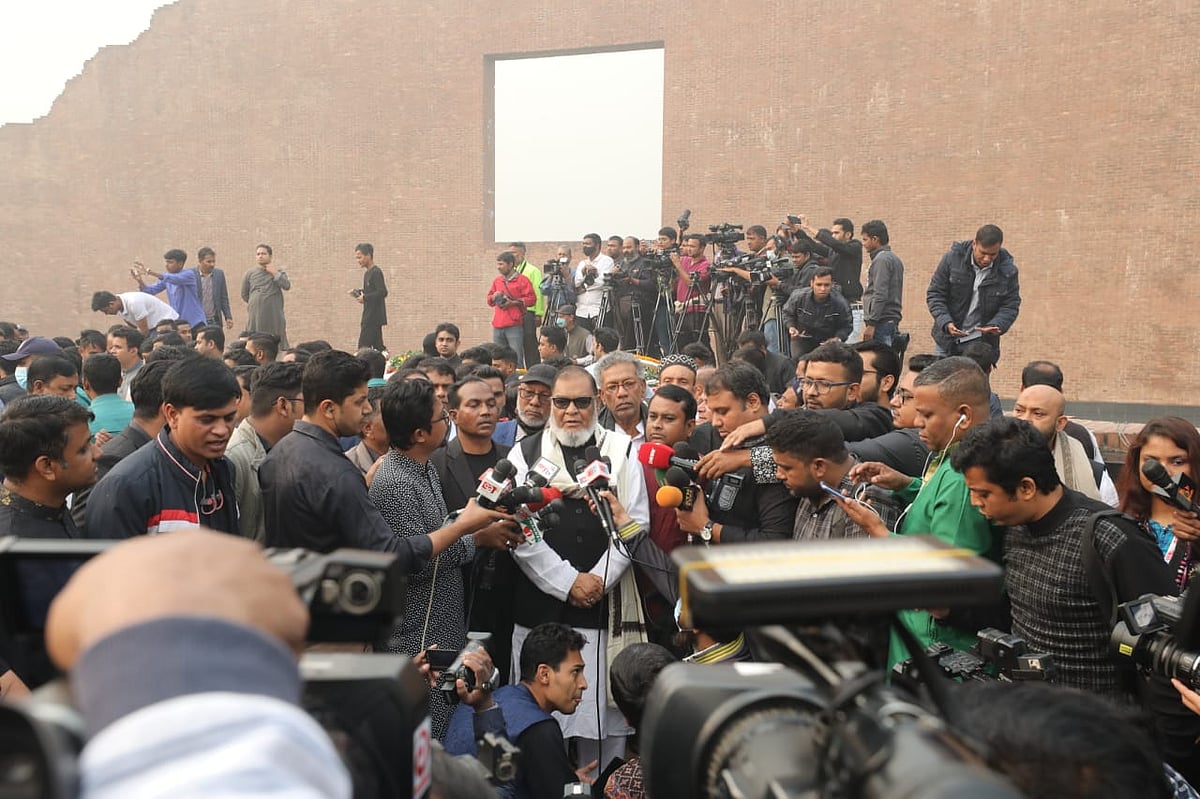 রায়েরবাজারে শহীদ বুদ্ধিজীবী স্মৃতিসৌধে শ্রদ্ধা নিবেদন শেষে সাংবাদিকদের নানা প্রশ্নের জবাব দেন মুক্তিযুদ্ধবিষয়ক মন্ত্রী আ ক ম মোজাম্মেল হক