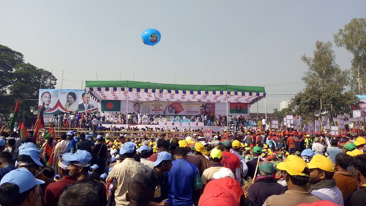 সমাবেশস্থলে পুলিশের শর্ত অনুযায়ী দুইটার মধ্যে প্রবেশের কথা থাকলেও সকাল থেকেই বিএনপির নেতা-কর্মীরা মাঠ ভরিয়ে ফেলেন