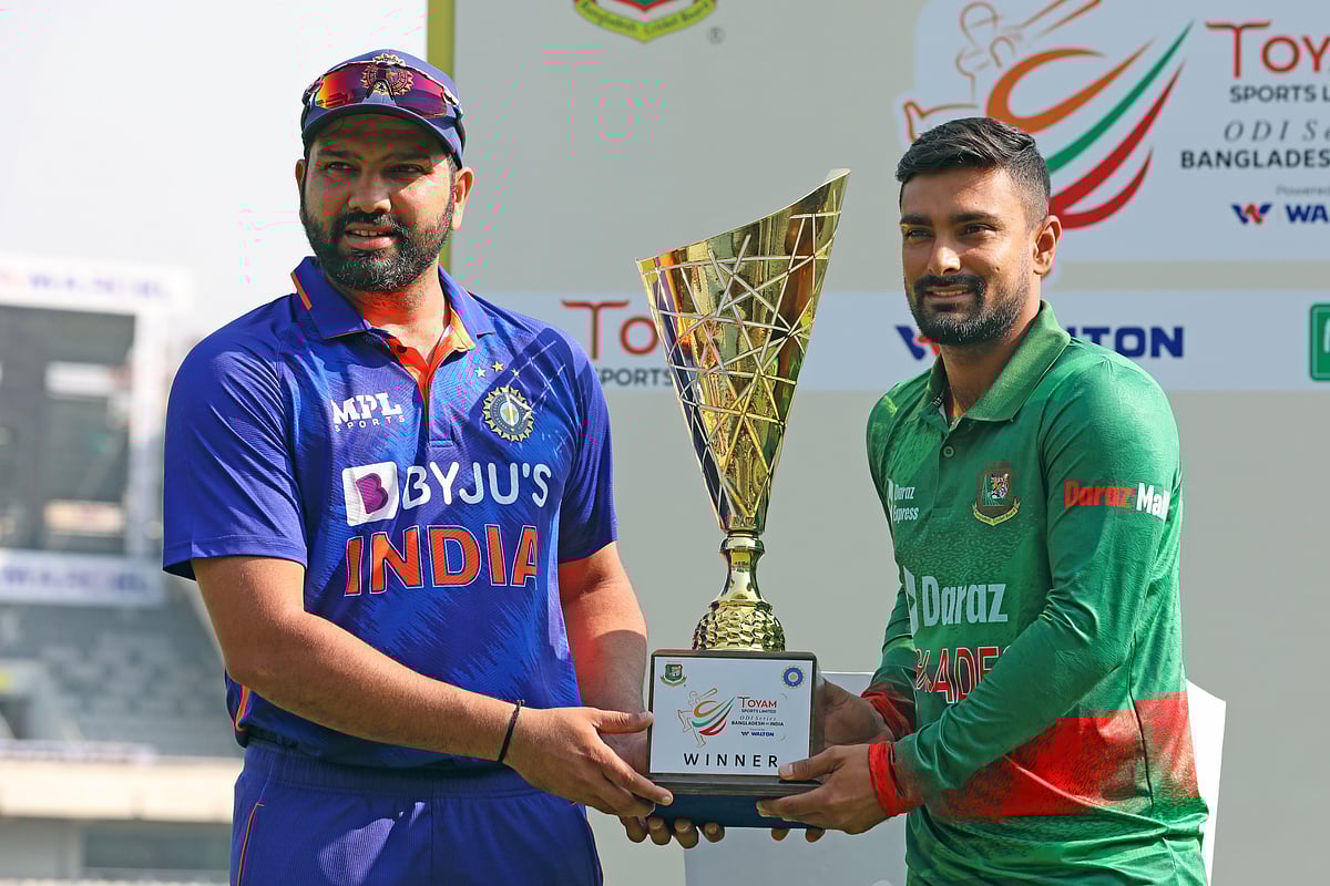 ওয়ানডে সিরিজের ট্রফি হাতে দুই অধিনায়ক