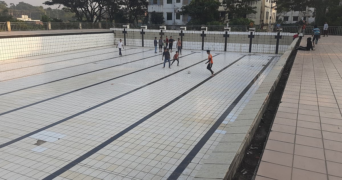 পরিত্যক্ত অবস্থায় পড়ে থাকা সুইমিংপুলটিতে ফুটবল খেলছে স্থানীয় শিশু-কিশোরেরা। ছবিটি সম্প্রতি তোলা