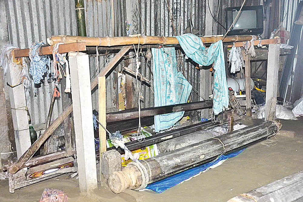 অযত্ন-অবহেলায় পড়ে আছে হাতে বোনা তাঁতের যন্ত্রপাতি। গতকাল সকালে ঢাকার নবাবগঞ্জের পানালিয়া গ্রামে