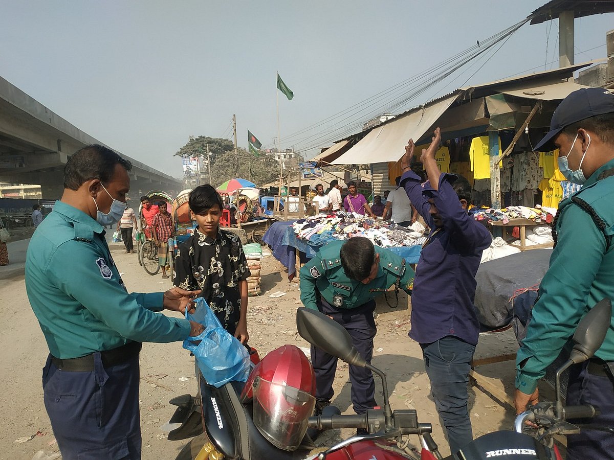 রাজধানীর প্রবেশমুখ গাজীপুরের টঙ্গী সেতুর সামনে তল্লাশিচৌকি বসিয়েছে পুলিশ। আজ বুধবার দুপুরে