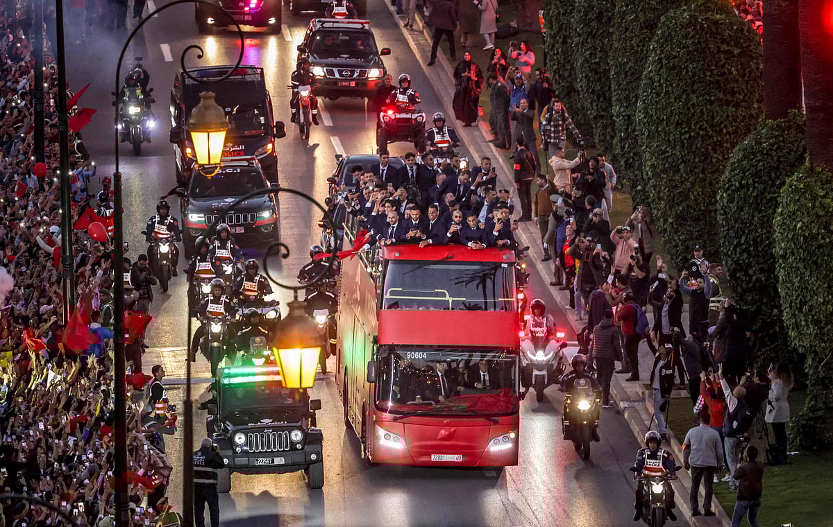 মরক্কোর রাজধানী রাবাতের রাস্তায় মরক্কো দলকে নিয়ে বাস প্যারেড