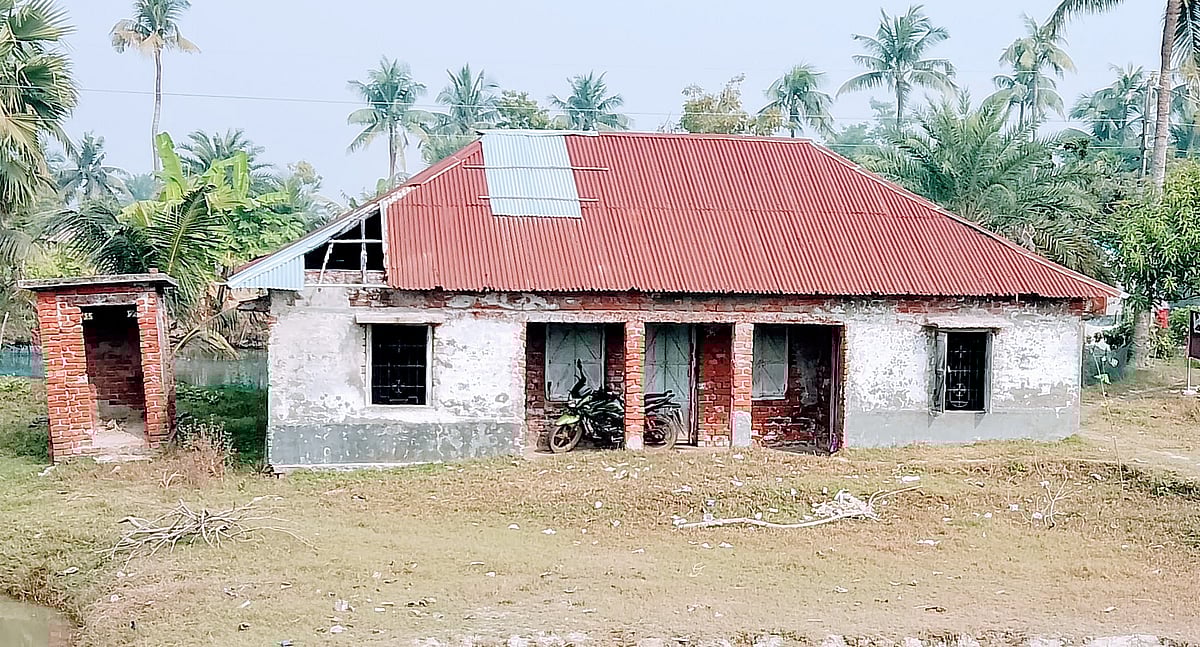 খুলনার কয়রা উপজেলার কয়রা-বেদকাশী উপস্বাস্থ্যকেন্দ্র। দীর্ঘ দিন ধরে সেখানে কোনো চিকিৎসক নেই