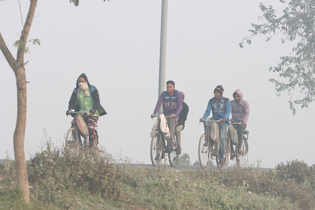 শীতের সকালে দলেবলে সাইকেলে করে কাজে যাচ্ছেন দিনমজুরেরা। আজ সকালে রংপুর শহরের বুড়িরহাট সড়কে