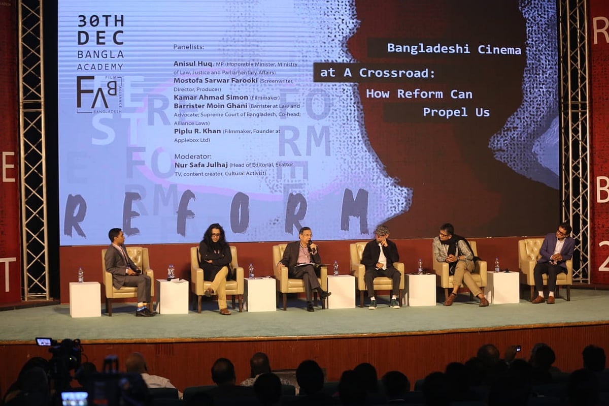 বাংলা একাডেমিতে আয়োজিত ফ্যাব ফেস্টে ‘বাংলাদেশি সিনেমা অ্যাট আ ক্রস রোড: হাউ রিফর্ম ক্যান প্রোপেল আস’ পর্বে আলোচকদের বক্তব্য শেষে কথা বলেন এই পর্বের প্যানেলিস্ট আইনমন্ত্রী আনিসুল হক