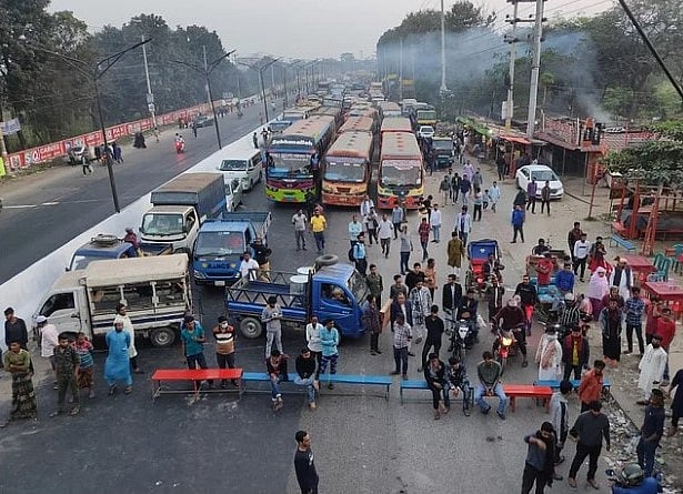 বিএনপির সমাবেশ ঘিরে ঢাকা-আরিচা মহাসড়ক অবরোধ করে বিক্ষোভ করেন জাহাঙ্গীরনগর বিশ্ববিদ্যালয় ছাত্রলীগের নেতা–কর্মীরা। এতে মহাসড়কে যানজটের সৃষ্টি হয়। শুক্রবার বিকেল সাড়ে পাঁচটায় বিশ্ববিদ্যালয়ের প্রধান ফটকের সামনে।