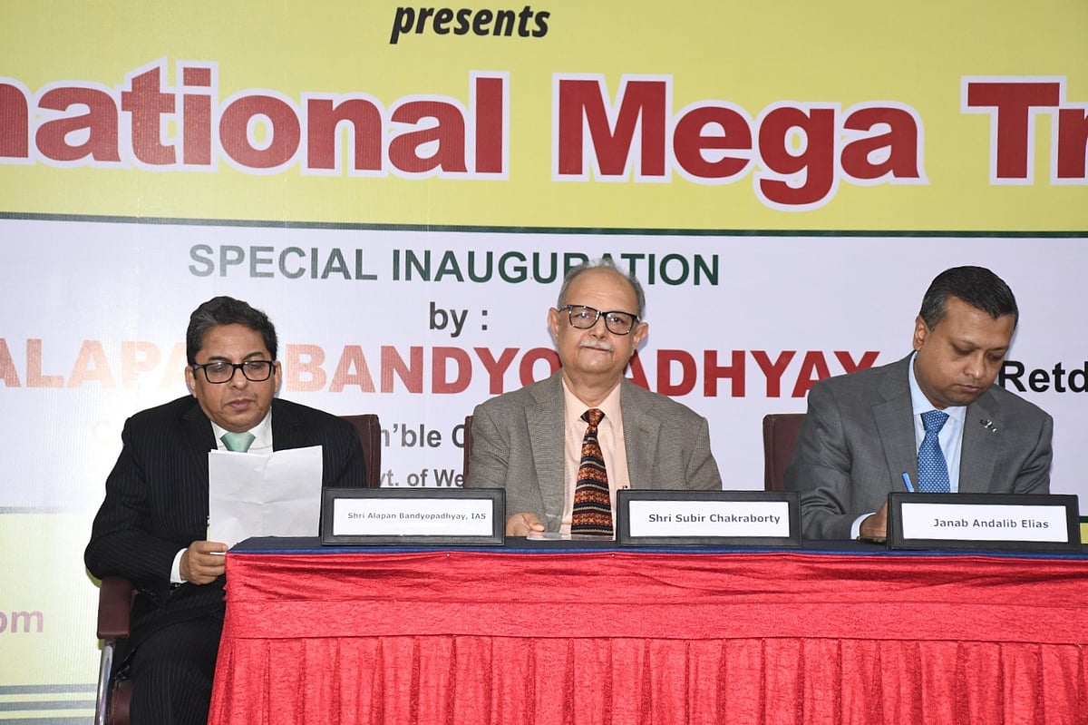 ইন্ডিয়া ইন্টারন্যাশনাল মেগা ট্রেড ফেয়ার ২০২২-এর উদ্বোধনী অনুষ্ঠানে (বাঁ থেকে) পশ্চিমবঙ্গের মুখ্যমন্ত্রী মমতা বন্দ্যোপাধ্যায়ের প্রধান উপদেষ্টা আলাপন বন্দ্যোপাধ্যায়, বেঙ্গল চেম্বার্স অব কমার্স অ্যান্ড ইন্ডাস্ট্রিজের সভাপতি সুবীর চক্রবর্তী ও  কলকাতায় নিযুক্ত বাংলাদেশের উপহাইকমিশনার আন্দালিব ইলিয়াস। বিজ্ঞান নগরী, কলকাতা, ১৭ ডিসেম্বর