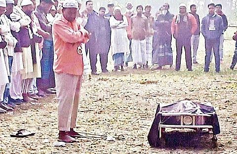 হাতকড়া ও ডান্ডাবেড়ি নিয়েই মায়ের জানাজার নামাজ পড়ান বিএনপি নেতা আলী আজম