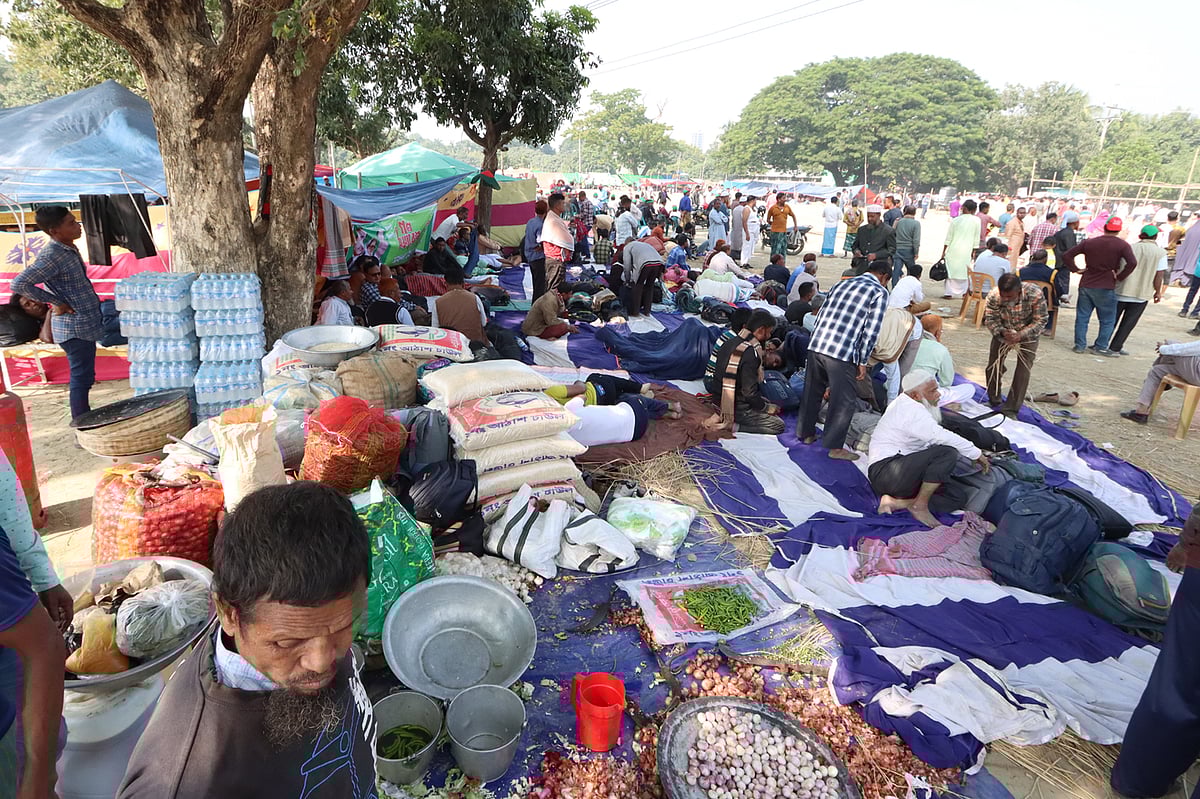 বিএনপির গণসমাবেশে যোগ দিতে আসা নেতা–কর্মীরা রাজশাহী নগরের হযরত শাহ মখদুম কেন্দ্রীয় ঈদগাহে অবস্থান নিয়েছেন। আজ বৃহস্পতিবার
