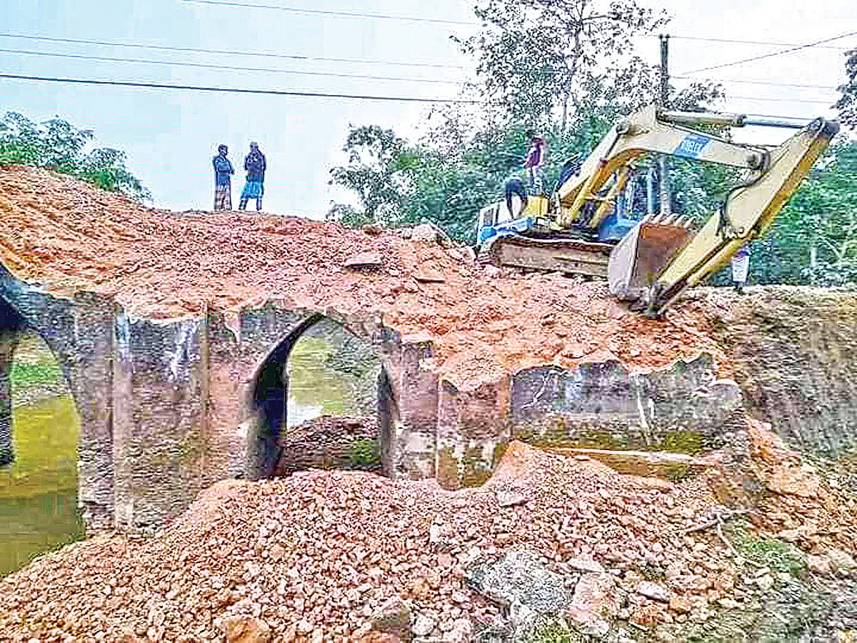 প্রায় ২০০ বছরের পুরোনো দেওয়ানের সেতু ভেঙে ফেলা হচ্ছে। সিলেটের গোলাপগঞ্জ উপজেলায় সম্প্রতি