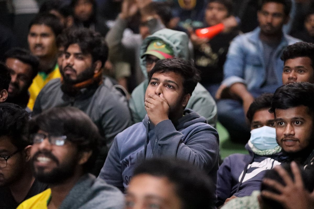 ব্রাজিলের জালের ম্যাচের শেষ মুহূর্তে ক্যামেরুনের গোলের পর এক সমর্থকের অভিব্যক্তি। গতকাল শুক্রবার দিবাগত রাতে খুলনা প্রকৌশল ও প্রযুক্তি বিশ্ববিদ্যালয় ক্যাম্পাসে