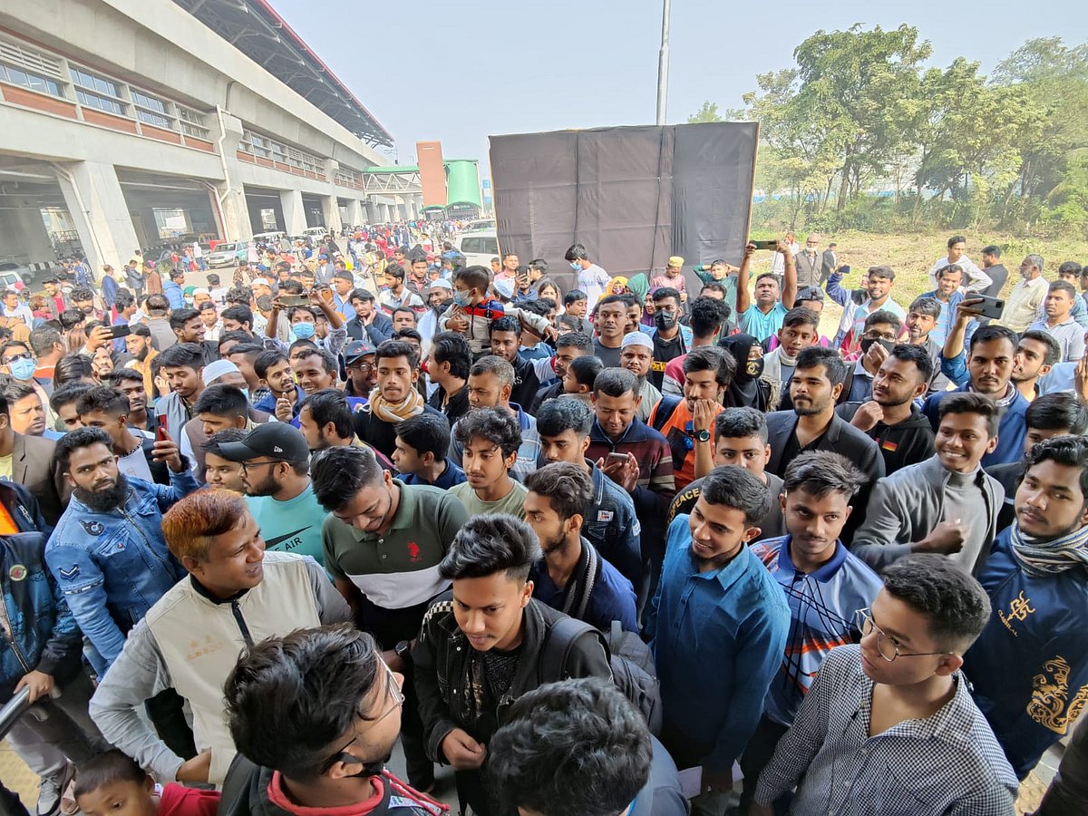 মেট্রো স্টেশনের বাইরে মানুষের ভিড়
