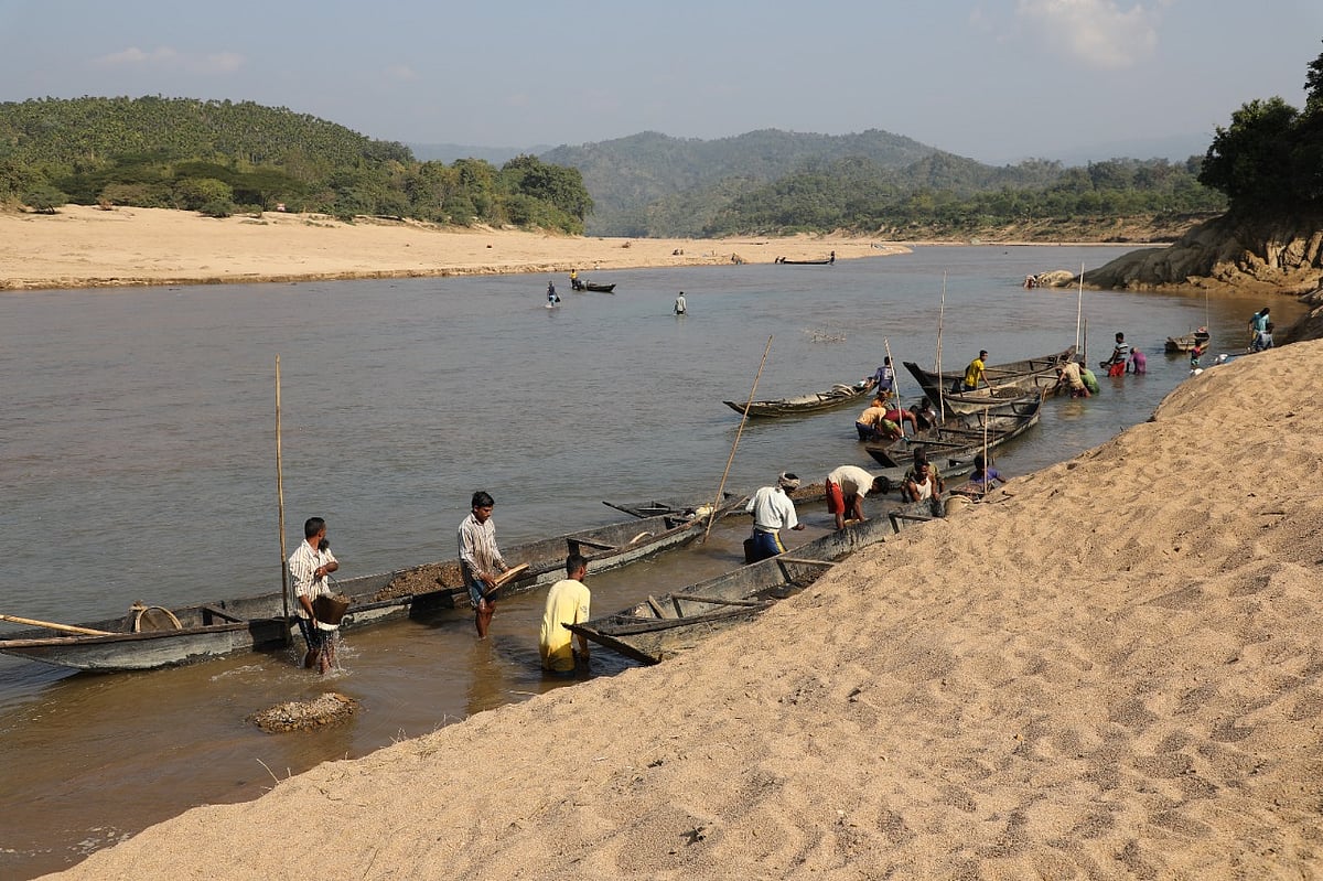 সিলেটের সীমান্তবর্তী জৈন্তাপুর উপজেলার সারী নদী ও সংলগ্ন লালাখাল এখন দেশের জনপ্রিয় পর্যটন এলাকা। অবশ্য তার আগে থেকেই এলাকাটি বালু, পাথর ও কয়লা আহরণে জন্য বিখ্যাত।