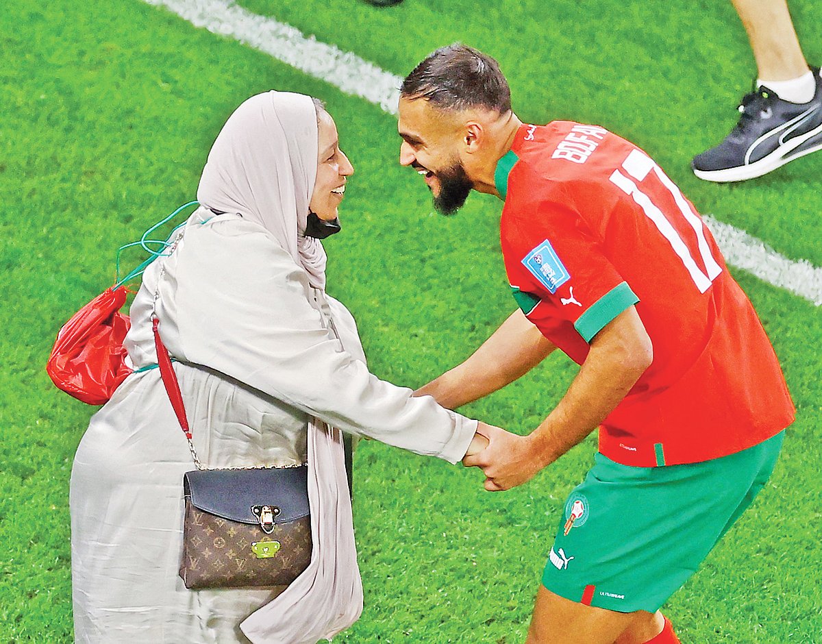 গ্যালারিতে থাকা মাকে মাঠে এনে নাচ শুরু করে দেন মরক্কোর মিডফিল্ডার সোফিয়ান বুফাল। পরশু বিশ্বকাপের কোয়ার্টার ফাইনাল শেষে