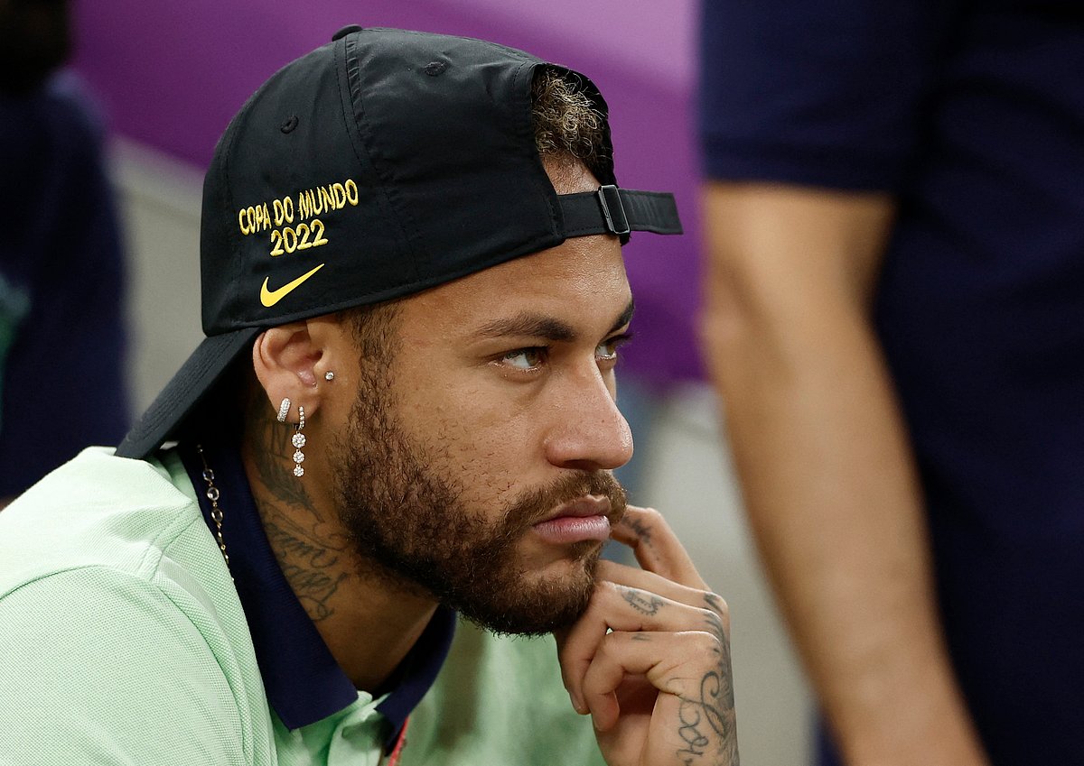 কাল ব্রাজিল–ক্যামেরুন ম্যাচে লুসাইল স্টেডিয়ামের গ্যালারিতে নেইমার