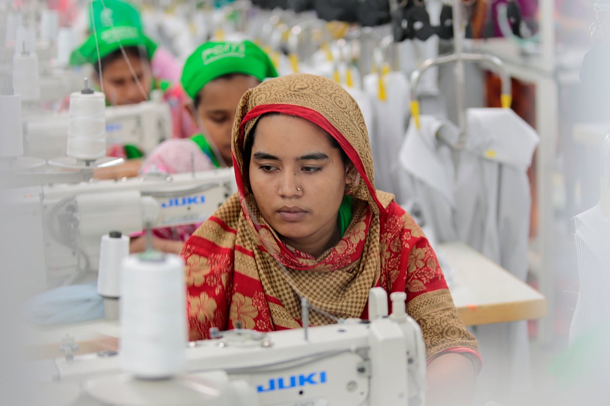 নারায়ণগঞ্জের একটি পোশাক কারখানায় কাজ করছেন নারী শ্রমিকেরা।
