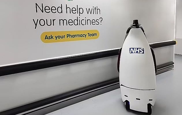 রোগীর কাছে নির্দিষ্ট সময়ে ওষুধ নিয়ে হাজির হয় এই রোবট