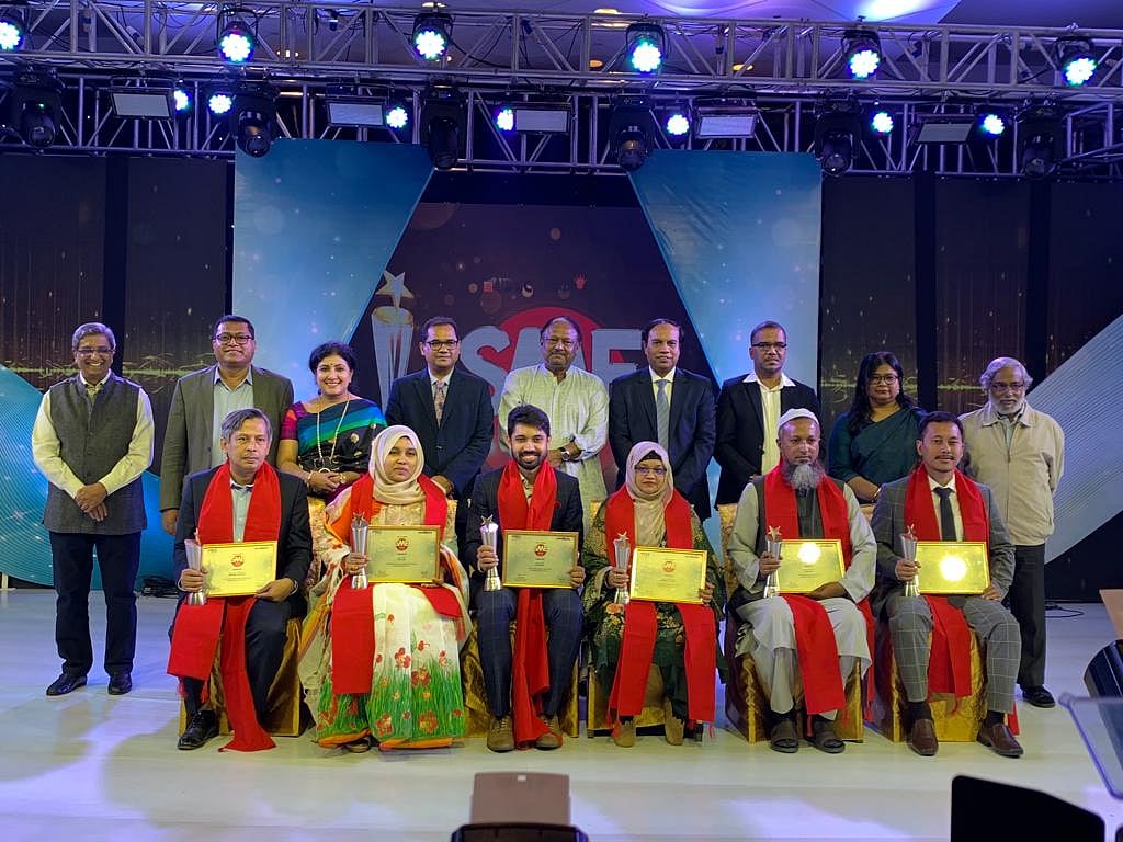 আইডিএলসি–প্রথম আলো এসএমই পুরস্কার ২০২২-প্রাপ্ত বিজয়ীরা অতিথিদের সঙ্গে ফটোসেশনে অংশ নেয়। (বা থেকে বসা) পুরস্কারপ্রাপ্ত আল–মামুন, মাকসুদা খাতুন, আয়মান সাদিক, মোসাম্মাৎ বিউটি বেগম, মোহাম্মদ ইমরুল হাসান ও সুবীর নকরেক। (বাঁ থেকে দাঁড়িয়ে) মতিউর রহমান, মো. জাকের হোসেন, নাজনীন আহমেদ, মো. মাসুদুর রহমান, বাণিজ্যমন্ত্রী টিপু মুনশি, এম জামাল উদ্দিন, মুহাম্মদ গাজী তৌহীদুর রহমান, ফারজানা খান এবং খোন্দকার সিদ্দিক–ই–রব্বানী। সোমবার সন্ধ্যায় রাজধানীর হোটেলে ইন্টারকন্টিনেন্টালে।