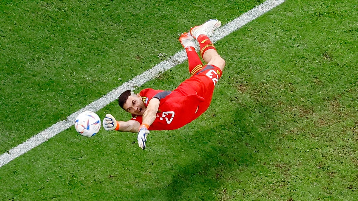 ডাচদের বিপক্ষে টাইব্রেকারে অতিমানব হয়ে উঠেছিলেন মার্তিনেজ। দুটি সেভ করেছেন