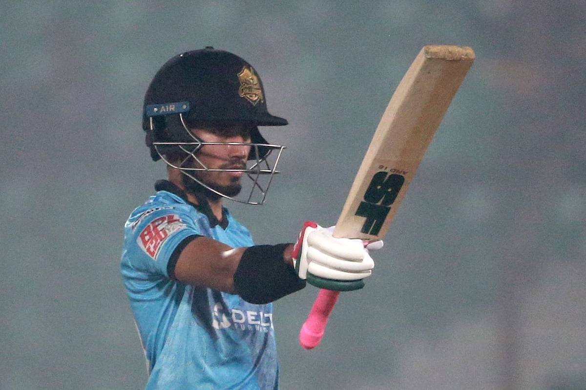 ৩ বছর পর বিপিএলে অর্ধশতক পেলেন আফিফ হোসেন