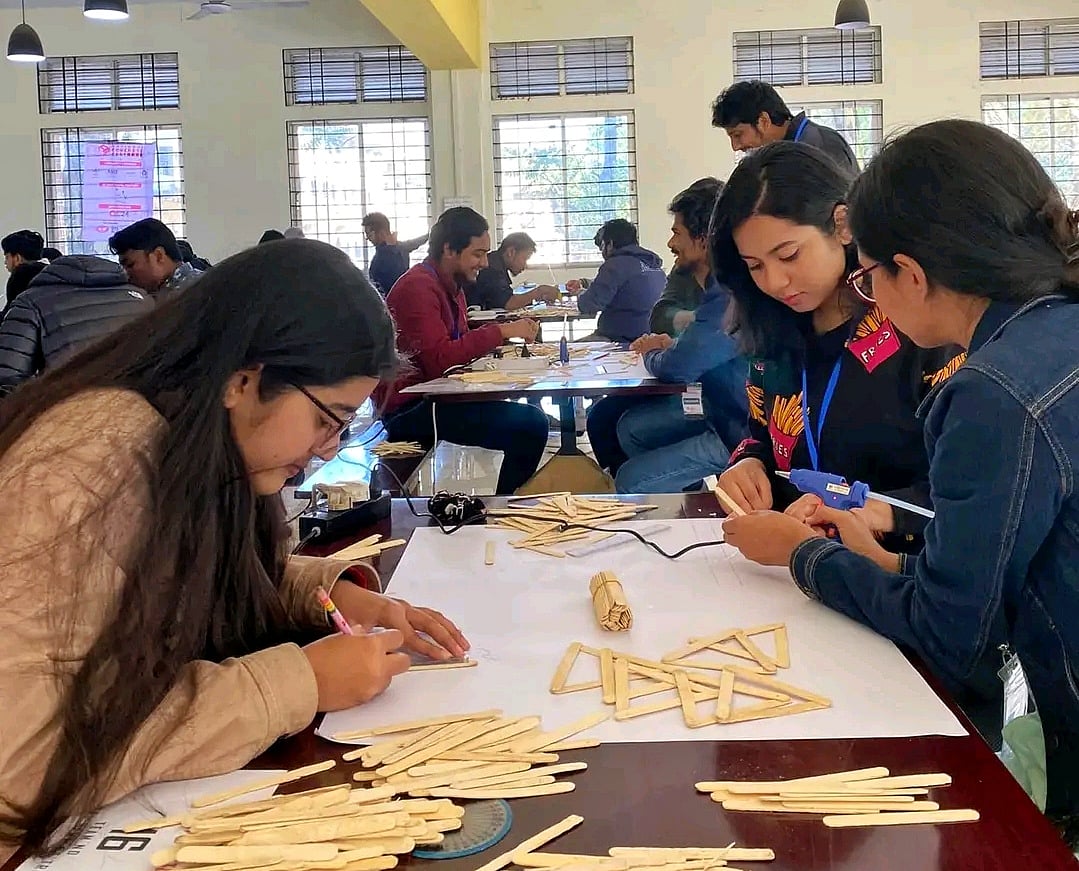 চুয়েটে শিক্ষার্থীরা কংক্রিট ফেস্টে। এতে বিভিন্ন মডেলের ট্রাস তৈরিতে ব্যস্ত প্রতিযোগীরা
