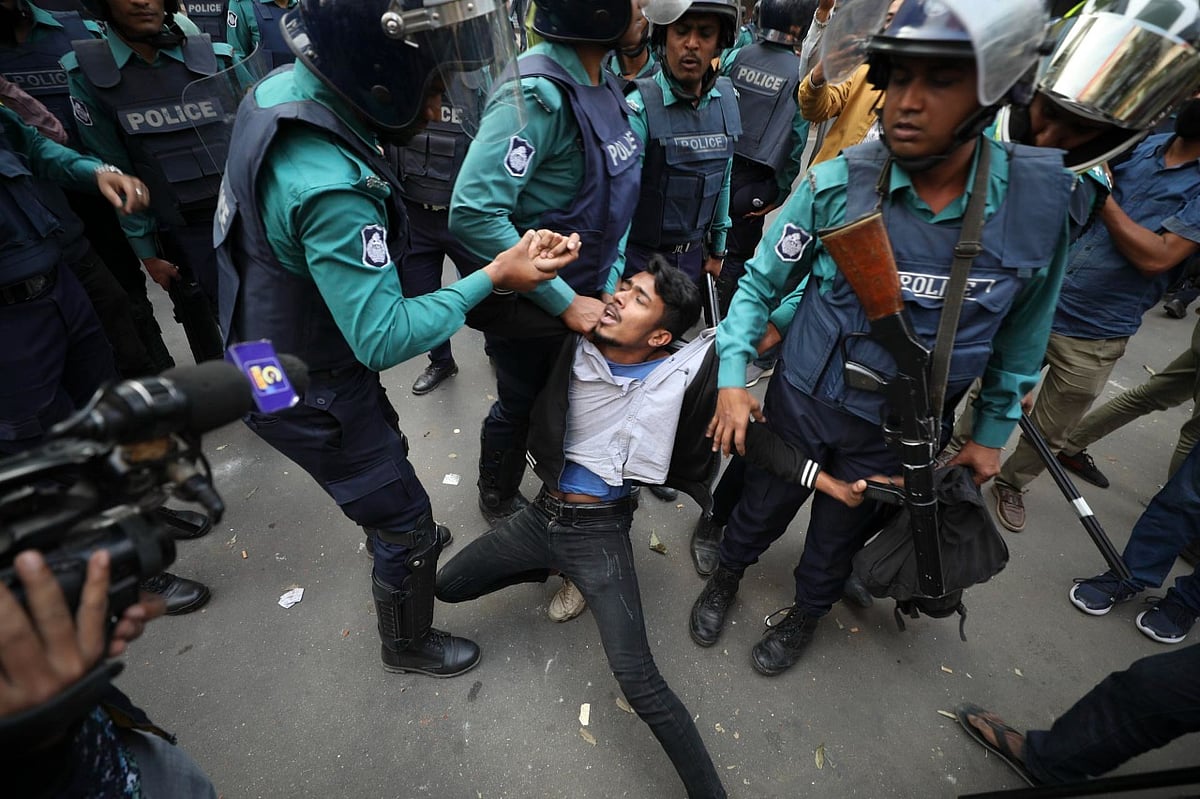 সংঘর্ষের পর বিএনপির এক কর্মীকে ধরে নিয়ে যাচ্ছে পুলিশ। গত সোমবার বিকেলে চট্টগ্রাম নগরের নগরের কাজীর দেউড়ি এলাকায়