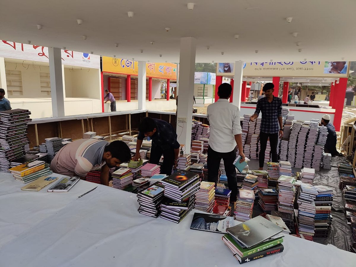 আগামীকাল বুধবার শুরু অমর একুশে বইমেলা। এরই মধ্যে শুরু হয়েছে স্টলগুলোয় বই সাজানোর কাজ। ৩১ জানুয়ারি