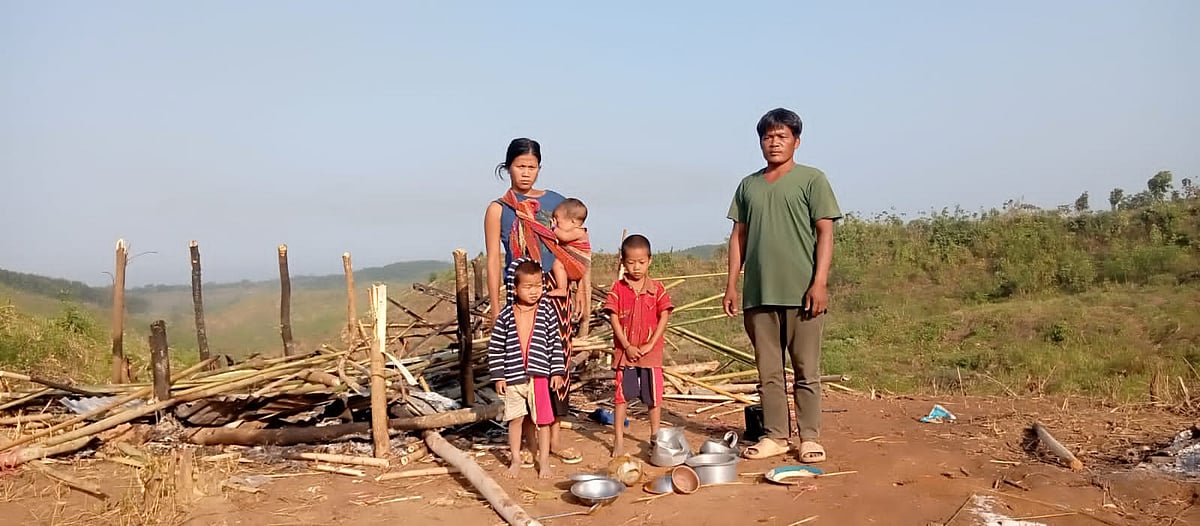 বান্দরবানের লামায় সরইয়ের রেংয়েনপাড়ার হামলা ও অগ্নিসংযোগের পর ম্রোদের একটি ঘর। আজ সোমবার সকালে