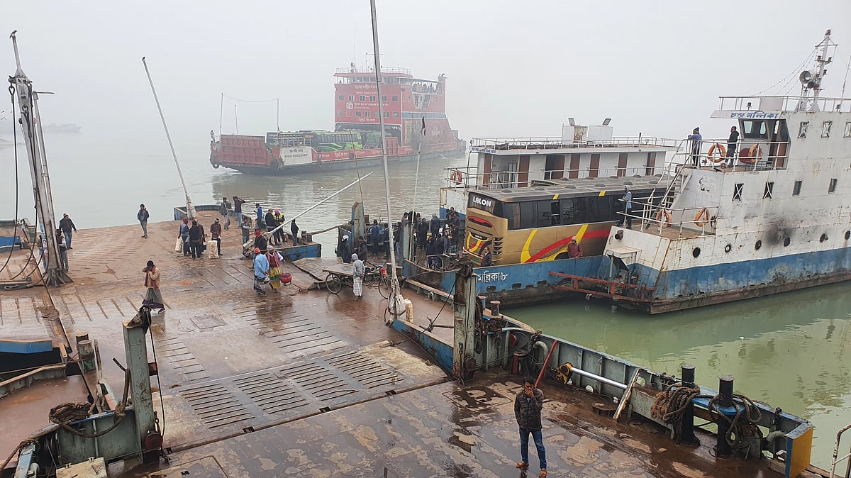 আজ শনিবার সকাল থেকে দৌলতদিয়া-পাটুরিয়া নৌপথ এবং আরিচা-কাজিরহাট নৌপথে যথাক্রমে সাড়ে তিন ঘণ্টা ও পাঁচ ঘণ্টা ফেরি চলাচল বন্ধ ছিল