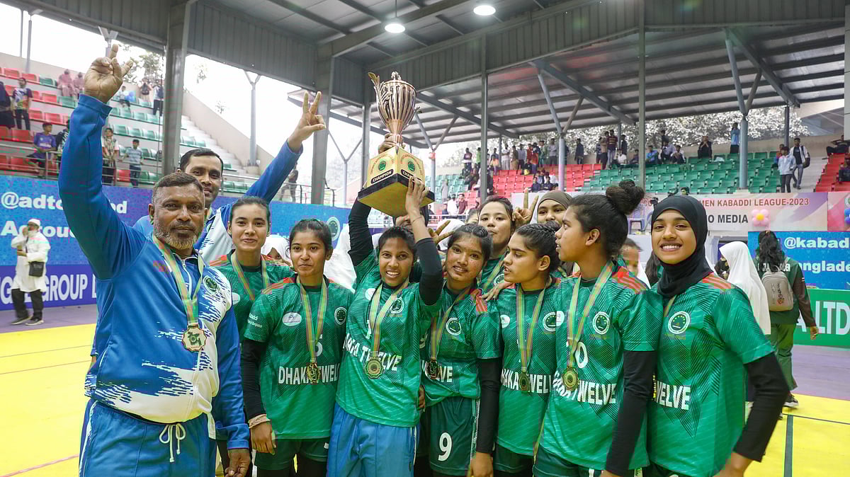 শিরোপা হাতে ঢাকা টুয়েলভের খেলোয়াড়দের উদ্‌যাপন