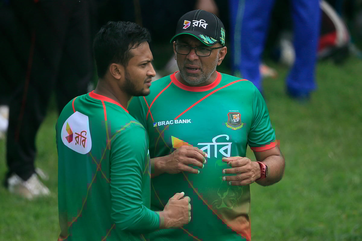 বাংলাদেশের প্রধান কোচ হিসেবে ফিরছেন চন্ডিকা হাথুরুসিংহে