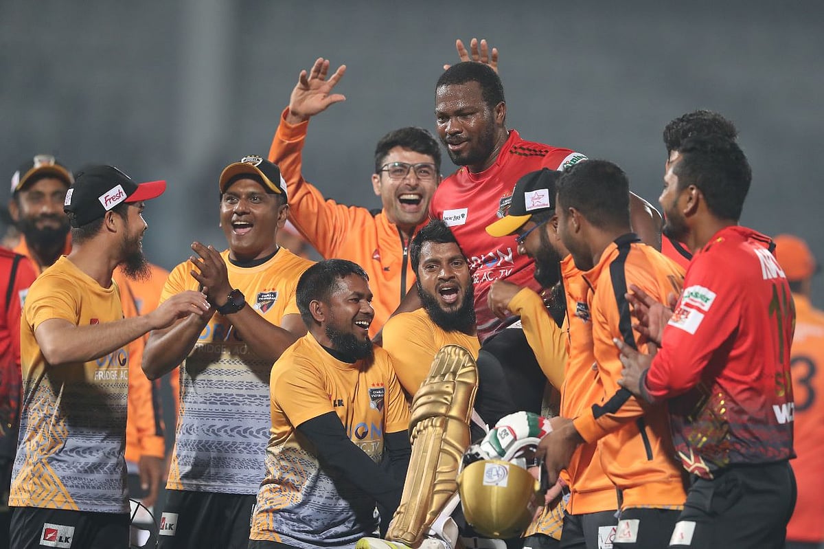 সেঞ্চুরি করে ম্যাচ জেতানোর পর কুমিল্লার সতীর্থ ও স্টাফদের কাঁধে জনসন চার্লস