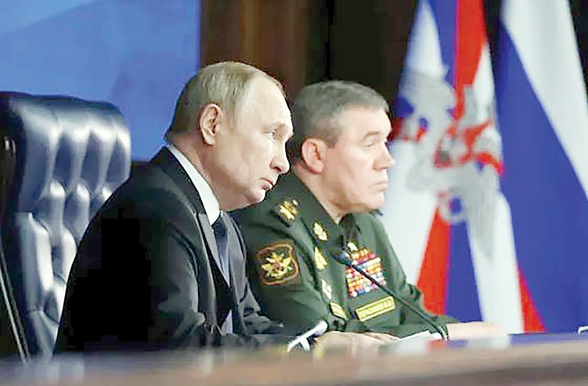 রাশিয়ার প্রেসিডেন্ট ভ্লাদিমির পুতিনের সঙ্গে ইউক্রেন যুদ্ধে রুশ বাহিনীর শীর্ষ কমান্ডার জেনারেল ভ্যালেরি গেরাসিমভ