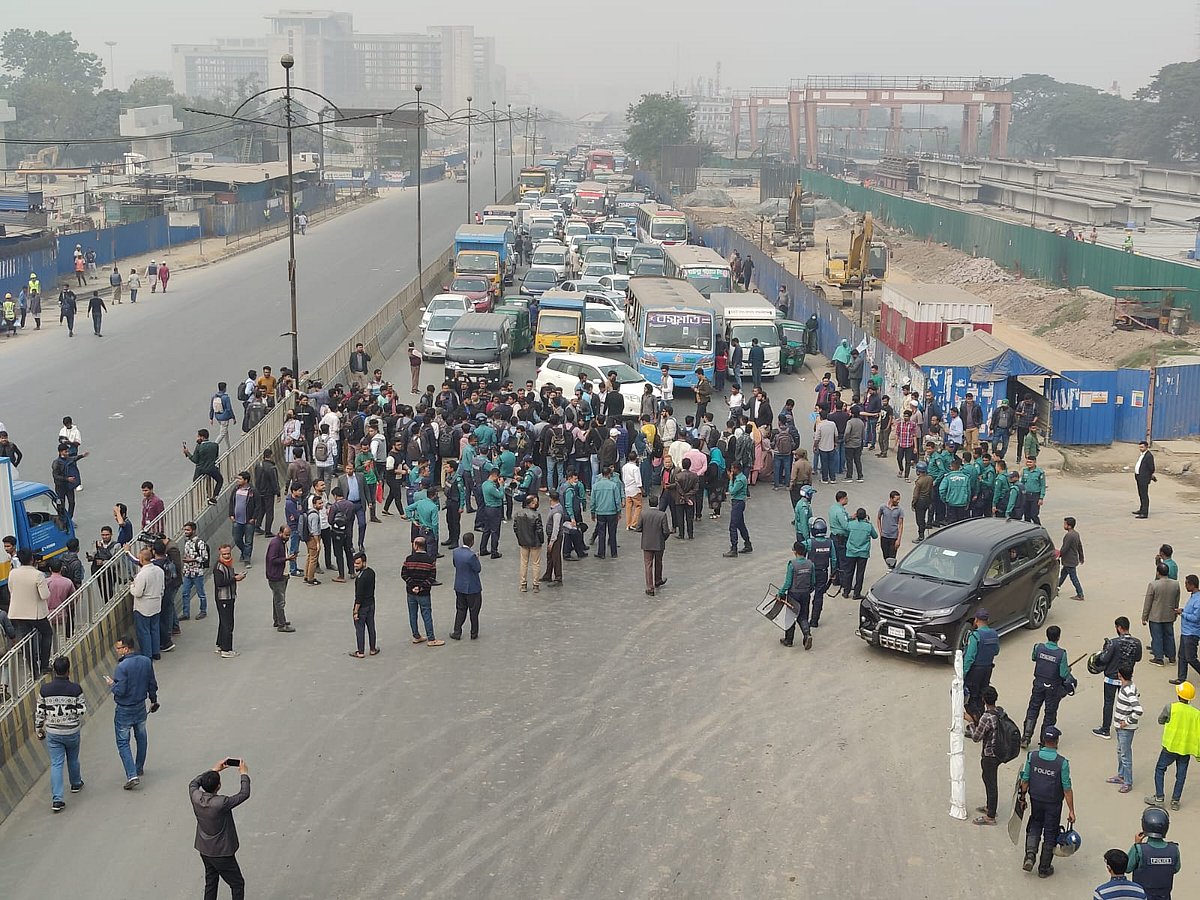 বাসচাপায় নাদিয়ার মৃত্যুর প্রতিবাদে কাওলায় অবরোধ শিক্ষার্থীদের