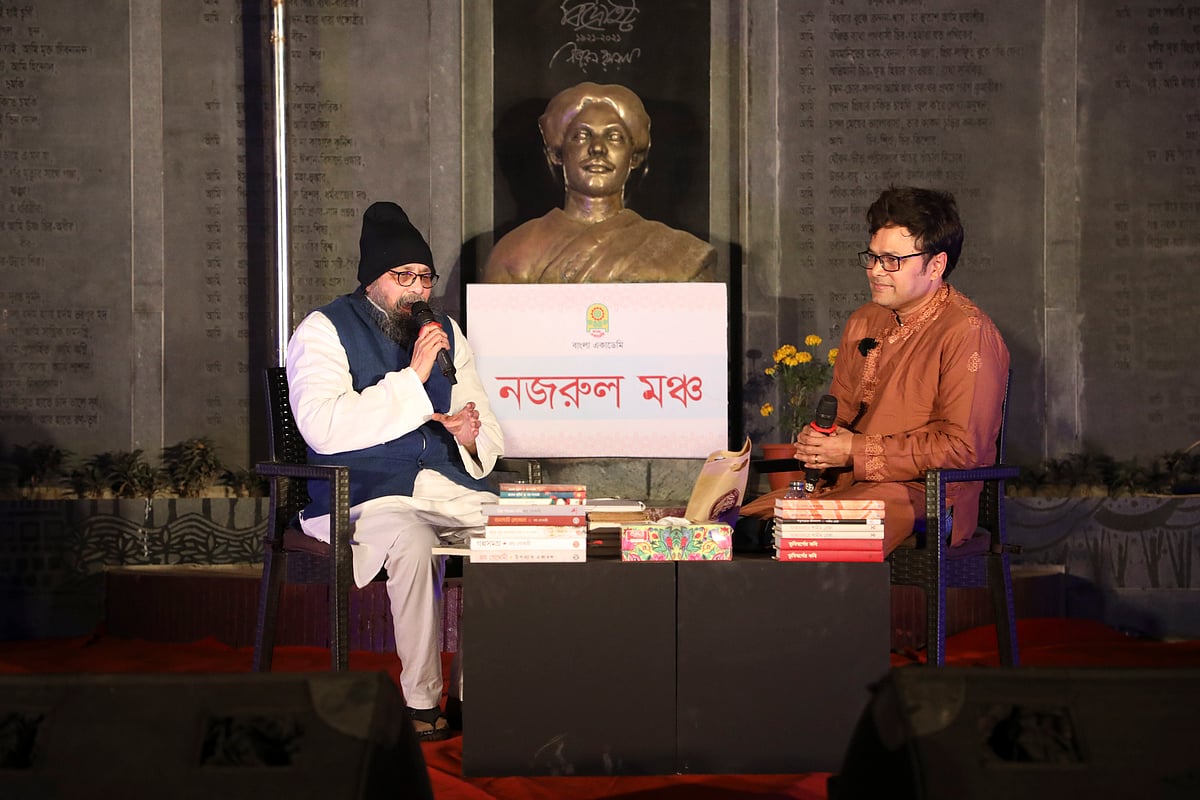 ঢাকা লিট ফেস্টে বাংলা একাডেমির নজরুল মঞ্চের আসরে মুখোমুখি কবি জয় গোস্বামী (বাঁয়ে) ও সঞ্চালক বাংলাদেশের কবি শামীম রেজা