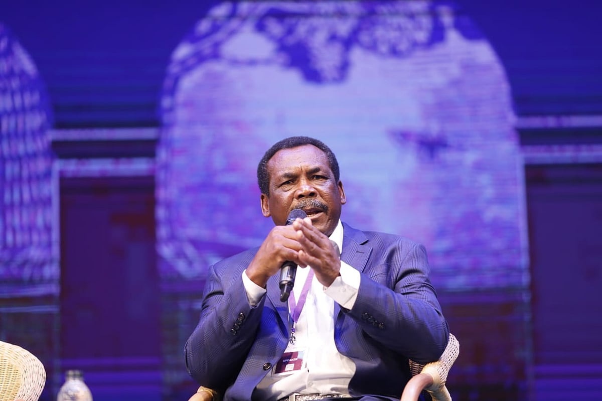 রোববার বাংলা একাডেমী প্রাঙ্গনে লীট ফেস্টে বাংলাদেশের সাবেক কোচ গর্ডন গ্রিনিজ