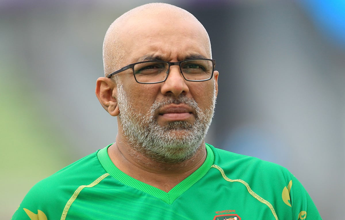 বাংলাদেশ জাতীয় ক্রিকেট দলের 
সাবেক কোচ চন্ডিকা হাথুরুসিংহে