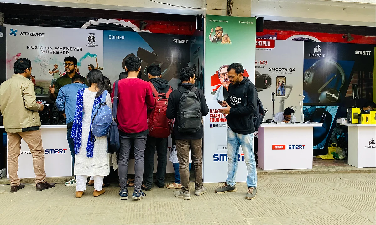 স্মার্ট আইসিটি ফেস্টে দর্শনার্থীরা