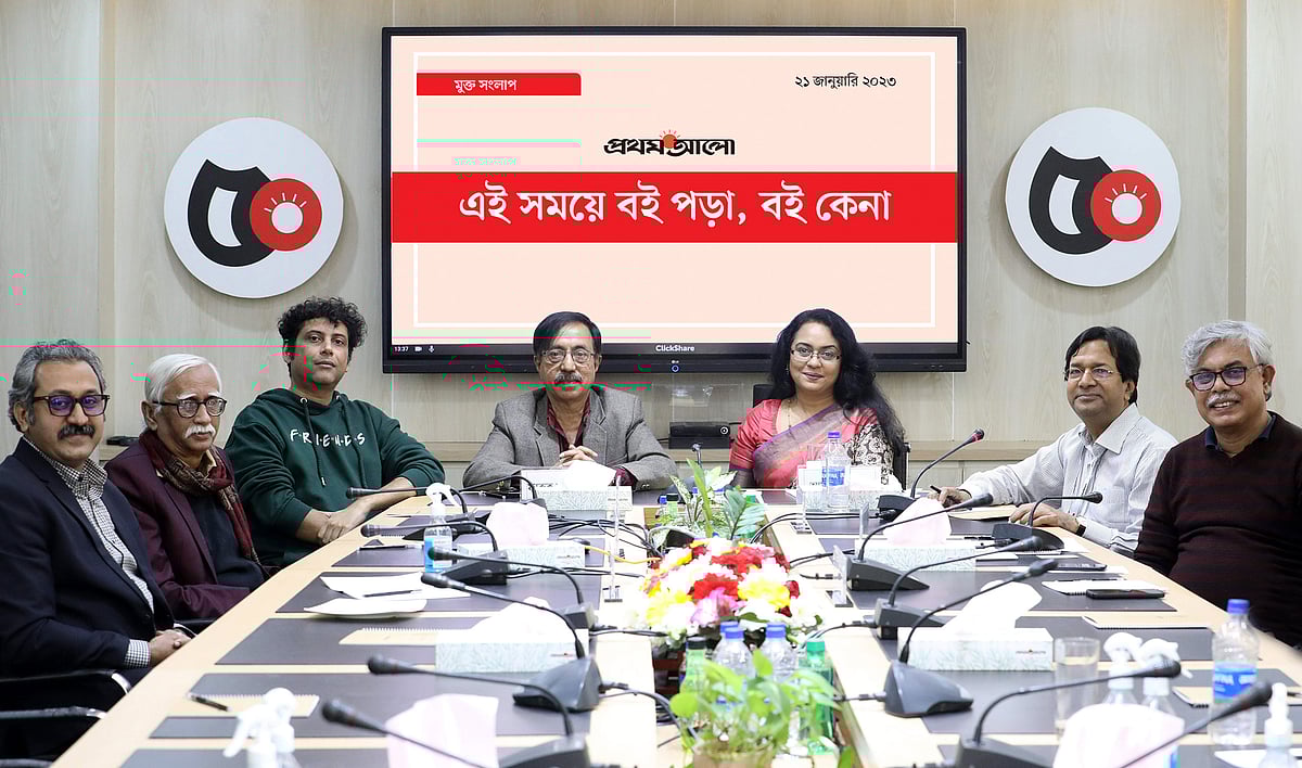 মুক্ত সংলাপে (বাঁ থেকে) আরিফ খান, মোরশেদ শফিউল হাসান, আলভী আহমেদ, ফারুক মঈনউদ্দীন, আফসানা বেগম, সাজ্জাদ শরিফ ও আনিসুল হক