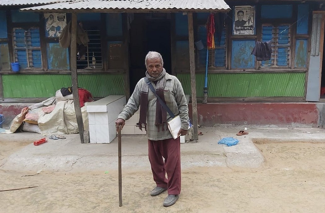 গোপালগঞ্জের কোটালীপাড়ায় নিজ বাড়ির সামনে সুনীল কুমার গাঙ্গুলী