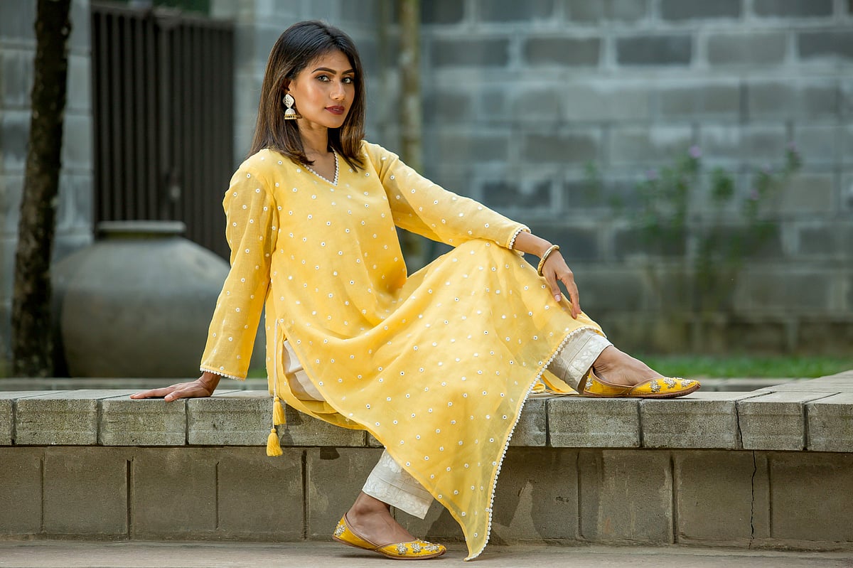 পোশাকের রঙের সঙ্গে মিলিয়েও পরতে পারেন নাগরা